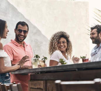 Cooks_Club_El_Gouna_Red_Sea_Egypt_ drinks with friends