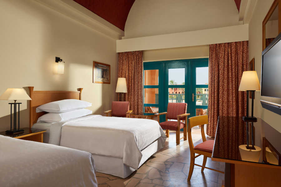 The twin bed classic room in Sheraton Miramar El Gouna for a luxury Accommodation