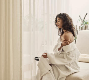 lady in relaxation room of luxury spa and welness center in el gouna hotels