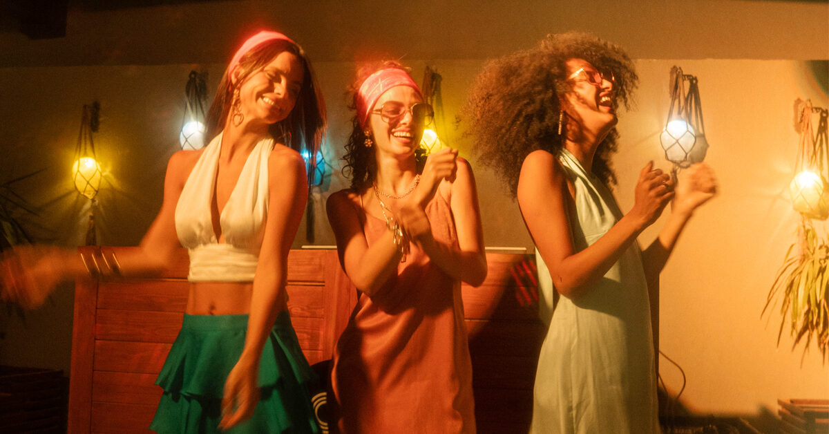 a group of 3 girls dancing