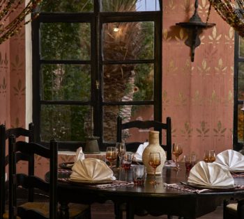 Dawar El Omda's restaurant El Tableya, dark wood furnishing, red & gold walls paint, Oriental chandeliers & decoration i