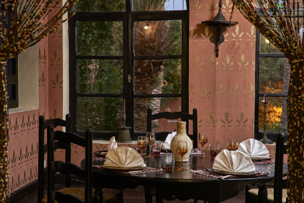 Dawar El Omda's restaurant El Tableya, dark wood furnishing, red & gold walls paint, Oriental chandeliers & decoration i