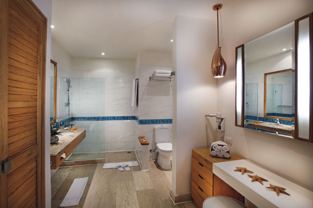 Deluxe Lagoon View Room Bathroom of Mövenpick Resort and Spa El Gouna