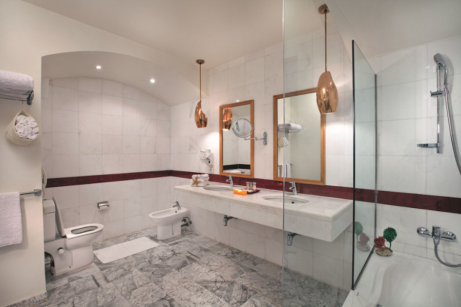 Mövenpick Resort and Spa El Gouna Deluxe Suite Bathroom