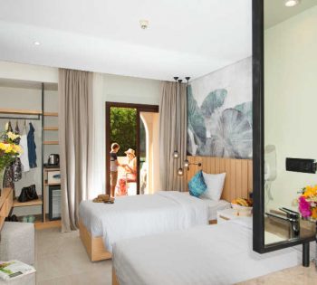 Comfort hotel room with twin beds and balcony