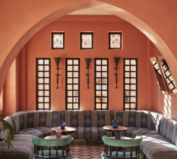 The lobby bar of Sultan Bey Hotel El Gouna and U-shaped sofas with the oriental décor and dusty pink painted walls