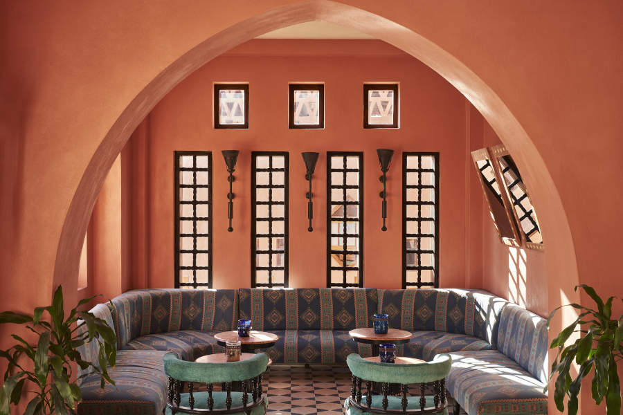The lobby bar of Sultan Bey Hotel El Gouna and U-shaped sofas with the oriental décor and dusty pink painted walls
