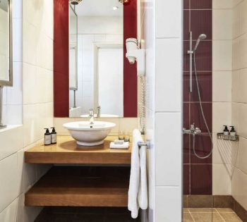 The bathroom in El Gouna Club Parardisio Hotel with a tub on left side and the shower on the right