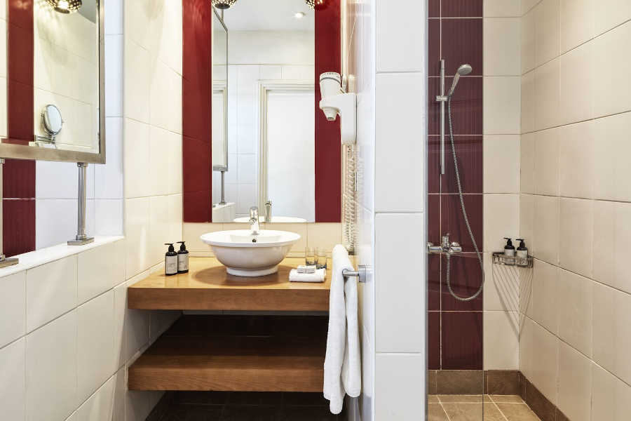 The bathroom in El Gouna Club Parardisio Hotel with a tub on left side and the shower on the right