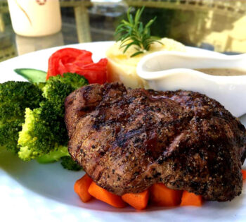 steak and veggies at puddleduck elgouna
