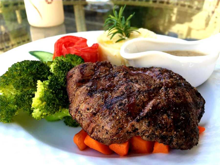 steak and veggies at puddleduck elgouna