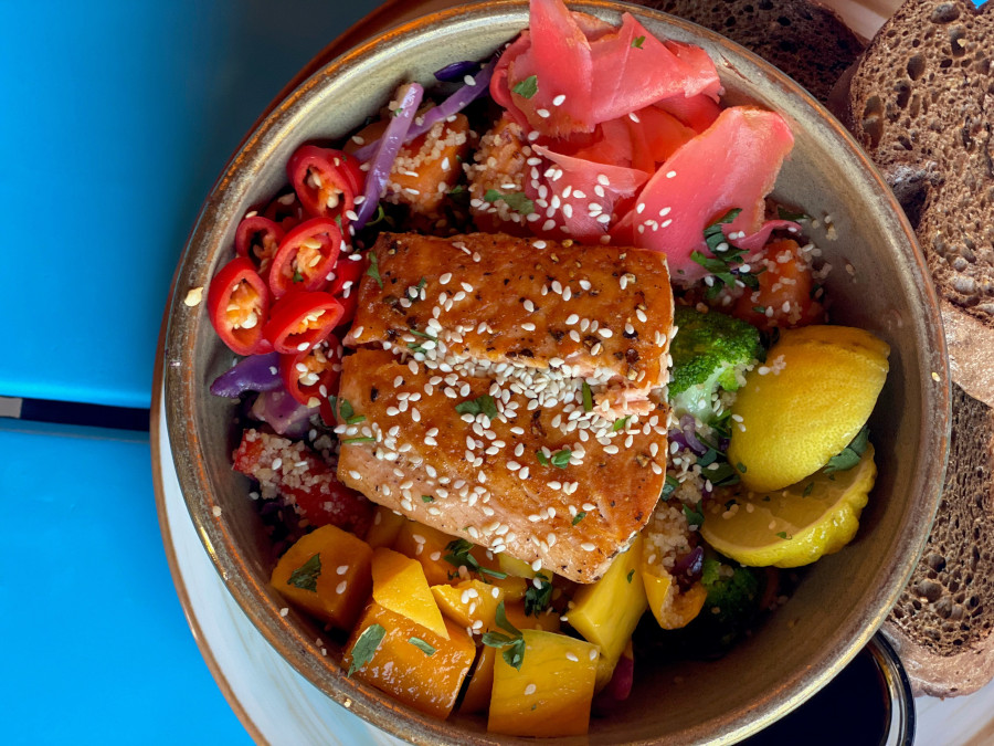 salmon salad bowl at Malu's deli in el gouna