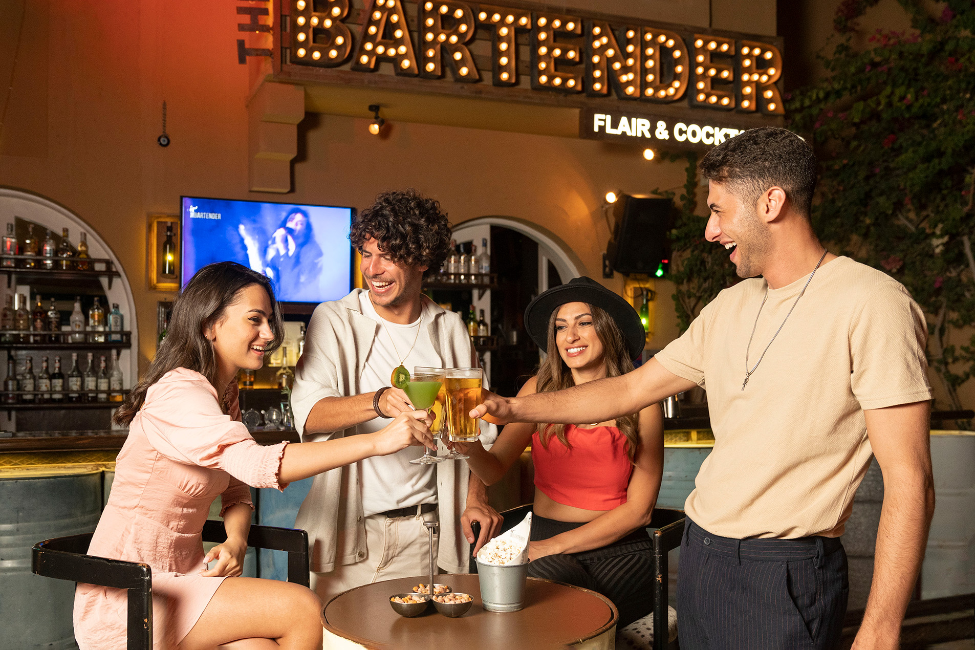 2 couples enjoying their drink at Bartender el Gouna